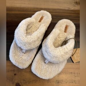 OluKai Womens Kipe’a Heu Fuzzy Slipper Sandals